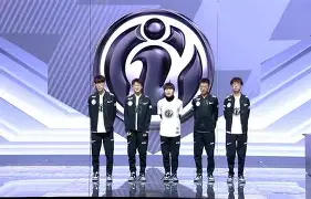 mk体育在线- 詹姆斯在IG比赛中晋级里程碑夜费城76人完成体检，媒体一致点评：曼城集结日官宣签约